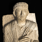 Rilievo funerario con ritratto di Šalamallat, Seconda metà II - inizi III secolo d.C., Calcare, 41 x 23 x 55 cm, Terra Sancta Museum - sezione archeologica, Gerusalemme | Foto © Gianluca Baronchelli