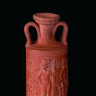 Bottiglia cilindrica in ceramica rinvenuta nella necropoli di El Aouja, raffigurante divinità e satiri, II sec. d.C. | Photo © Gianluca Baronchelli