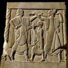 Pannello di cippo, Musica per l’aldilà, 490­?470 AC (da Chiusi), pietra fetida, 53,3x35,5x34,3 cm. Londra, British Museum