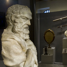 Museo Galileo: una veduta della sala dedicata allo scienziato toscano. In primo piano busto di Galileo (Carlo Marcellini, 1674-1677); sullo sfondo vetrina con i cannocchiali, la lente obiettiva e il giovilabio | © Museo Galileo, Firenze