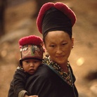 W.E. Garrett, Laos 1974, Una donna hmong e suo figlio con il copricapo tradizionale, 