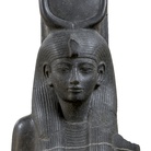 Statua di Iside – Hathor, Granodiorite, h 153 cm, Nuovo Regno, XVIII dinastia (1390-1352 a.C.), Coptos, Tempio di Min (?), Torino, Museo Egizio | Courtesy of Museo Egizio, Torino