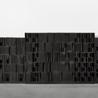 Louise Nevelson, Hommage to the Universe, 1968, Legno dipinto nero 275 x 900 x 90 cm, Courtesy Fondazione Marconi, Milano