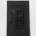 Louise Nevelson, Senza titolo, 1976-1978, Legno dipinto nero 203,2 x 111,7 x 20,5 cm, Courtesy Fondazione Marconi, Milano
