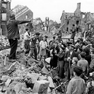 Il banditore di Flers informa la popolazione con le ultime notizie e annuncia l’avanzata degli Alleati per la gran gioia degli abitanti. Flers, Normandia, Francia, 17 agosto 1944