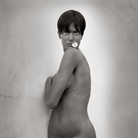 Herb Ritts, Stephanie con fiore, Los Angeles 1989 | © Herb Ritts Foundation