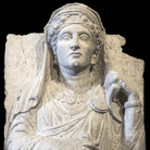 Rilievo funerario con ritratto femminile, Primi decenni III secolo d.C., Calcare, 6 x 59 cm, Museo di Scultura Antica Giovanni Barracco | Foto © Gianluca Baronchelli