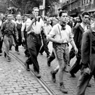 I partigiani marciano per le strade della città di Tolosa per i funerali in onore degli “eroi” caduti durante la liberazione della città. Tolosa, Francia, 22 agosto 1944