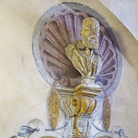 Basilica di Santa Croce: iscrizione e busto in gesso di Galileo nella Cappella Medici, il luogo in cui fu sepolto lo scienziato alla sua morte nel 1642. Il corpo fu traslato nel sepolcro monumentale nel 1737 | © Museo Galileo, Firenze / Opera di Santa Croce