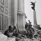 Robert Capa,  Soldati americani a Troina, nei pressi della Cattedrale di Maria Santissima Assunta, dopo il 6 agosto 1943