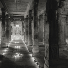 Kenro Izu, Kanchipuram #638, India, 2012, dalla serie “India Where Prayer Echoes”, stampa ai pigmenti, 72x102 cm