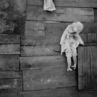 Dora Maar, Marionnette accrochée à une palissade, 1934. Collezione Jill Quasha, New York