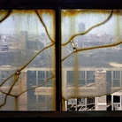 Yves Marchand e Romain Meffre, Window, Packard Motors Plant, Detroit, 2005, Parigi, Galerie Polka. © Yves Marchand & Romain Meffre, courtesy Polka Galerie