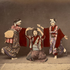 Tamamura Kōzaburō (attr.), Tre geiko in una figura di danza, 1880-1910, Giappone Segreto. Capolavori della fotografia dell'800 | Courtesy of Palazzo del Governatore, Parma 2016