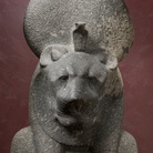 Statua di Sekhmet da Tebe leontocefala stante con disco solare, scettro-uadj e ankh (Particolare testa), Karnak, Tempio di Amenhotep III, Diorite grigia, Nuovo Regno / XVIII Dinastia, Amenofi III (1388-1351 a.C.), 211 x 45 x 56 cm, Torino, Museo Egizio | Su concessione del Ministero dei Beni e delle Attività Culturali e del Turismo: Fondazione Museo delle Antichità Egizie di Torino, Archivio Fotografico