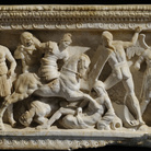Urna cineraria con scena di combattimento tra Greci e Galati. Volterra, Museo Guarnacci. Alt. 0,49 m; lungh. 0,75 m; prof. 0,28 m. Alabastro. Prima metà del II secolo a.C.