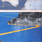 Christo e Jeanne-Claude, The Floating Piers (Progetto per il Lago d'Iseo, Italia), Disegno 2014 in due parti, 244 x 38 cm e 244 x 106.6 cm, Matita, carboncino, pastello, pastello a cera, smalto, mappa disegnata a mano, fotografie di Wolfgang Volz, mappa topografica, tessuto e nastro | Foto di André Grossmann © Christo 2014