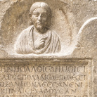 Stele della mima Bassillaù, Prima metà III secolo d.C. (tardo severiana), Calcare, 54,.5 x 14 x 94 cm, Museo Archeologico Nazionale di Aquileia | Foto © Gianluca Baronchelli