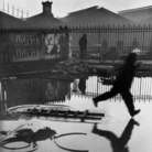 Henri Cartier-Bresson, Dietro la stazione Saint-Lazare, Parigi, 1932. © Henri Cartier-Bresson/Magnum. Photos-Courtesy Fondation HCB