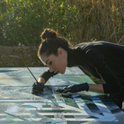 Rita Sabo al lavoro con una sua opera | Courtesy © the Artist & RS Art Gmbh