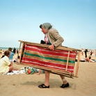 Tra le spiagge del mondo con i fotografi Magnum, da Scianna a Martin Parr