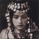 Lehnert & Landrock, Algeria 1922, Una ragazza della tribù Ouled Nail con indosso le monete d'oro della sua dote, Algeria, 