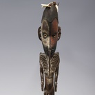 Figura flauto, fine XIX secolo - inizio XX secolo, Artista non riconosciuto Chambri, Provincia Sepik Orientale, Papua Nuova Guinea, Legno, denti di cane, conchiglie conus, fibre vegetali e pigmenti naturali, 49 x 8 x 6 cm | Foto: © manusardi.it