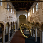 Fabrizio Plessi, Plessi sposa Brixia, 2023, Basilica di San Salvatore, Museo di Santa Giulia | Courtesy © Fondazione Brescia Musei | Foto: Petrò Gilberti