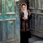 Steve McCurry, Ragazza sull'uscio, Afghanistan, 2003