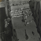 Aleksandr Rodčenko, Persone che si riuniscono per prendere parte ad unamanifestazione,1928 (1933), Stampa d’artista, Collezione del Moscow House of Photography Museum, 