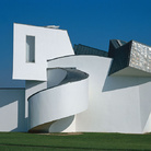 Vitra Design Museum, Frank Gehry 1989 © Vitra Design Museum, Foto: Thomas Dix .  L’edificio del Vitra Design Museum è stato progettato dall’architetto Frank Gehry nel 1989. La collezione del museo conta circa 7000 mobili, un vasto assortimento di oggetti di illuminazione e numerosi archivi tra cui quelli di Charles & Ray Eames, Verner Panton e Alexander Girard.