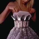 Jodi Cobb, Russia, Una modella sistema il suo abito decisamente originale ornato da grandi cucchiai, 