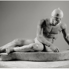 Statua di Galata morente. Napoli, Museo Archeologico Nazionale. Alt. 0,57 m; lungh. 1,07 m. Marmo bianco-grigio