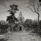 Kenro Izu, Angkor #79, Cambodia, 1994, dalla serie “Sacred Places”, stampa al platino, 35,5x51 cm