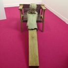 Mark Manders, Figure on Chair, 2011-2013, Pittura acrilica su bronzo, legno, stampa offset su carta, 70x165x70 cm | Courtesy of Zeno X gallery Anversa | Foto: ARTE.it