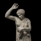 Statua di Amazzone ferita nel tipo Sosikles, Da uno scavo sulla Via Tuscolana al km 17 circa, scoperta forse nel 1726, Marmo bianco a grana fine, Decenni centrali del II secolo d.C Roma, Musei Capitolini, Palazzo Nuovo, Salone Sezione IV - Fidia fuori da Atene | © Sovrintendenza Capitolina ai Beni Culturali