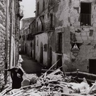 Robert Capa, Anziana donna tra le rovine di Agrigento, 17-18 luglio 1943