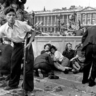 La popolazione civile si mette al riparo dopo aver sentito i colpi di fucile di un cecchino tedesco in Piazza della Concordia durante i combattimenti per la liberazione di Parigi. Parigi, Francia, 25 Agosto 1944