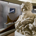 Museo Galileo: una veduta della sala dedicata allo scienziato toscano. In primo piano busto in marmo di Galileo (Carlo Marcellini, 1674 - 1677); sullo sfondo apparecchiature per esperienze sulla scienza del movimento, da sinistra a destra: apparecchio per esperienze sui moti pendolari, piano inclinato e discesa brachistocrona | © Museo Galileo, Firenze