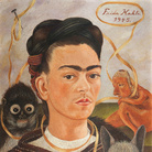 Frida Kahlo, Autoritratto con Changuito, 1945. Olio su masonite, 56 x 41,5 cm. Col. Museo Dolores Olmedo, Xochimilco, México. Photographs by Erik Meza / Javier Otaola; image © Archivo Museo Dolores Olmedo, 2013 Banco de México