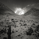 Kenro Izu, Kailash #75, Tibet, 2000, dalla serie “Sacred Places”, stampa ai pigmenti, 72x102 cm