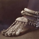 Eliza R. Scidmore, Sri Lanka 1907, Sofisticate cavigliere e anelli da dita ornano il piede di una danzatrice tamil, Sri Lanka 1907, 