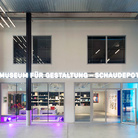 Museum für Gestaltung – Schaudepot, ingresso. Photo: Umberto Romito, © ZHdK Il Museum für Gestaltung è il principale museo della Svizzera dedicato alla comunicazione visiva. L'edificio originale è attualmente chiuso per ristrutturazione, la riapertura è prevista a marzo 2018. La nuova sede, Schaudepot, sorge nella Toni-Areal a Zurigo Ovest.