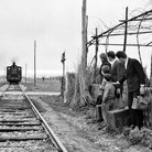 Elio Ciol, Foto dal set del film Gli ultimi | La partenza degli emigranti per le miniere in Belgio, Friuli, 1962 | © Elio Ciol