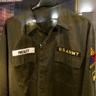 La camicia militare originale indossata da Elvis Presley durante il suo leggendario servizio di leva a Friedberg, in Germania (1958/1960)