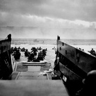 Soldati americani sbarcano in Normandia a Omaha Beach sotto il fuoco delle mitragliatrici tedesche. Normandia, Francia, 6 giugno 1944