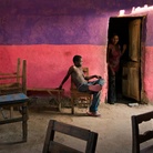 Steve McCurry, Un ragazzo seduto su una sedia, Omo Valley, Ethiopia, 2013