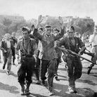 Soldati tedeschi catturati da membri dello F.F.I. durante i combattimenti per la liberazione di Parigi. Parigi, Francia, 25 agosto 1944