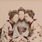 Kusakabe Kimbei, Tre ragazze, 1880-1890, Giappone Segreto. Capolavori della fotografia dell'800 | Courtesy of Palazzo del Governatore, Parma 2016