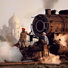 Steve McCurry, Operai su una locomotiva a vapore, India, 1983
